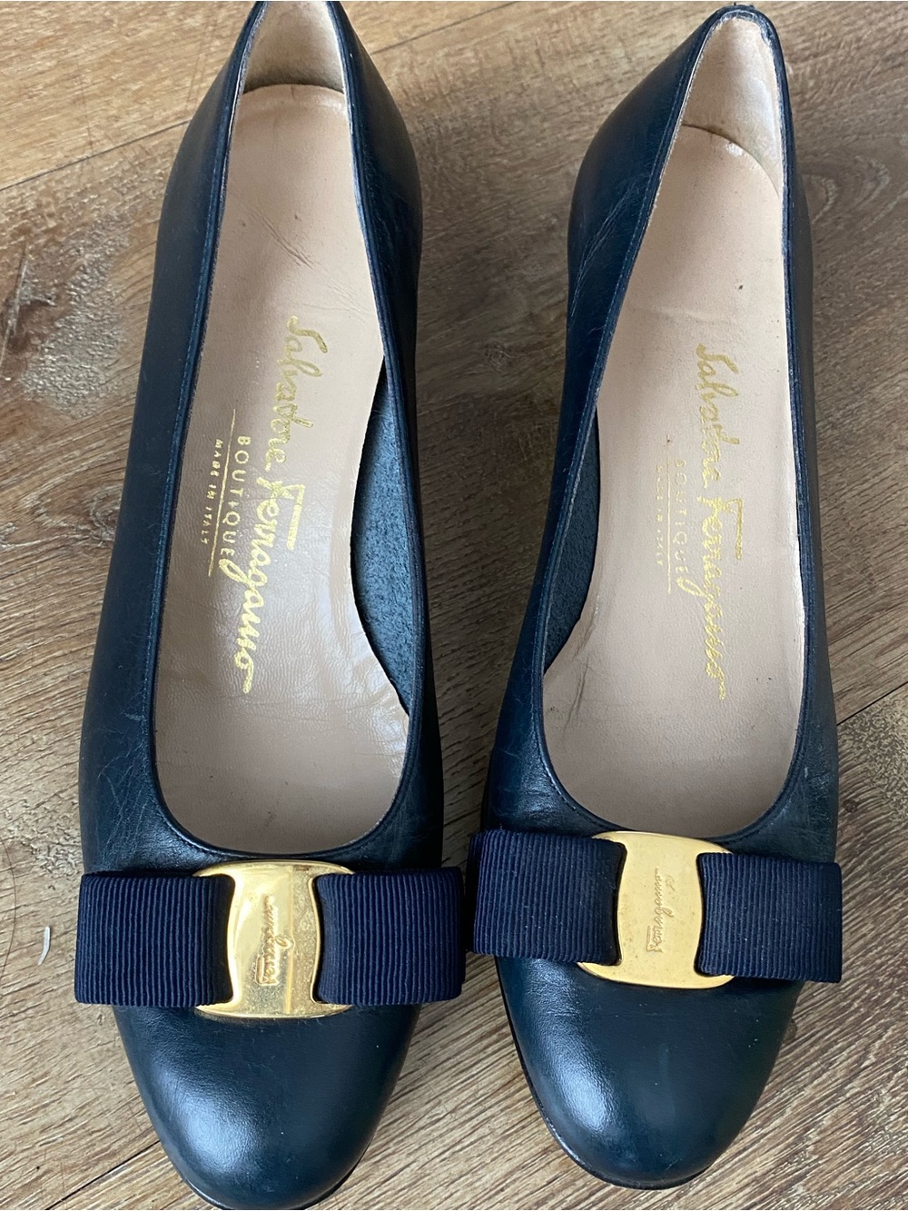 Authentic Salvatore Ferragamo Vara Bow Leather shoes in Navy